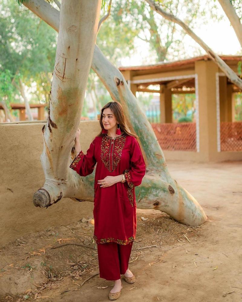 2 PCS WOMEN'S ARABIC LAEWN EMBROIEDERED SHIRT AND TROUSER